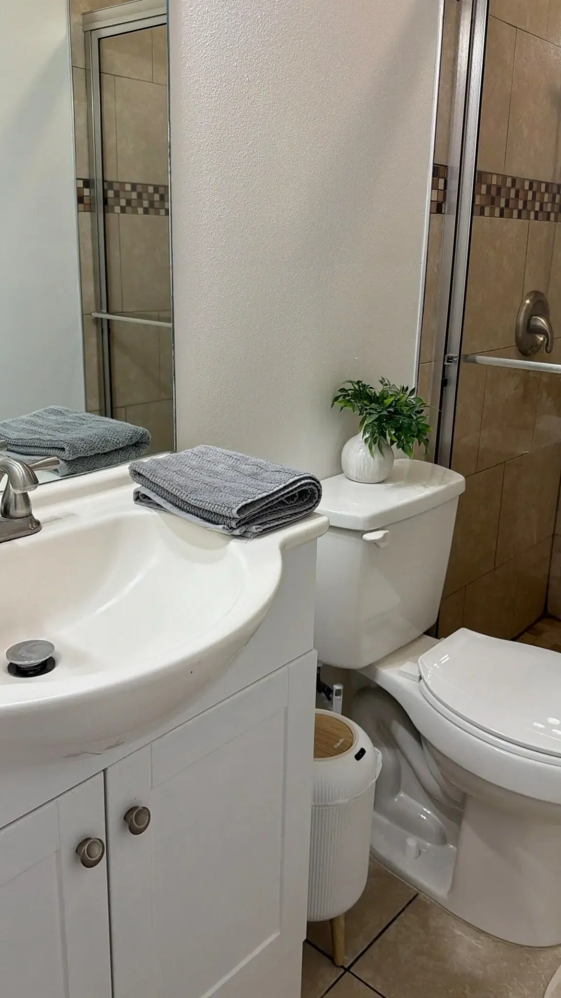 Palmas Pad bathroom vanity with mirror and towels
