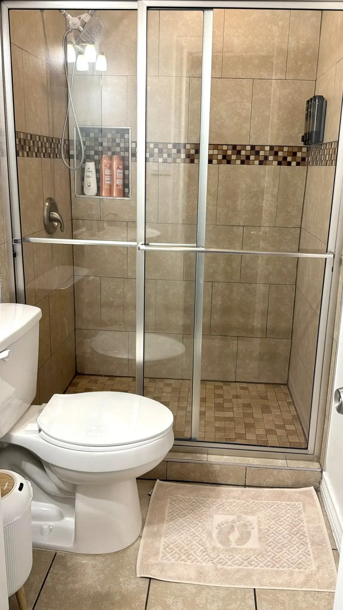 Palmas Pad bathroom with glass shower enclosure